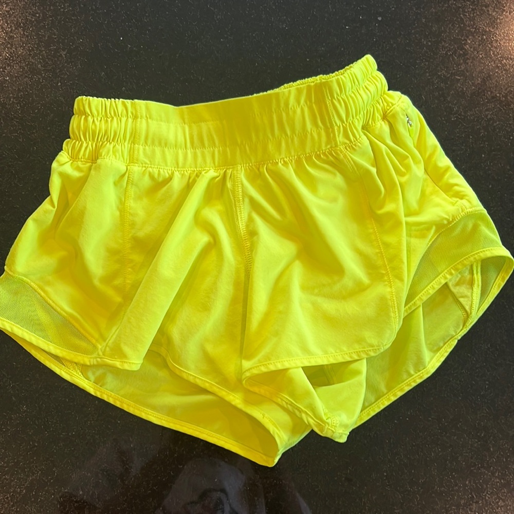 Lululemon lazar lemon hotty hots, 2.5 inch (size 2)